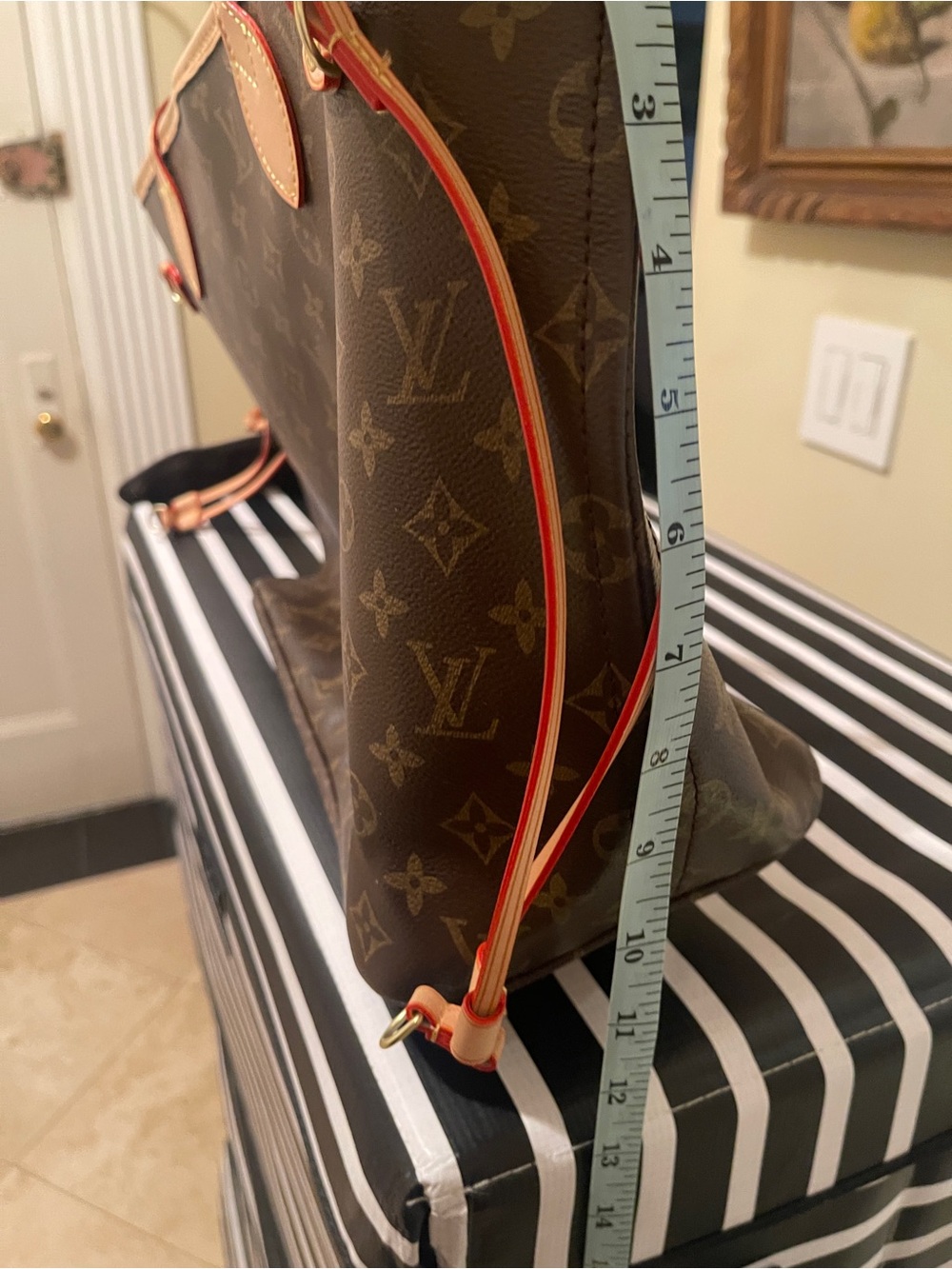 FAUX Louis Vuitton Monogram Neverfull Tote with Pouch - Picture 3 of 11